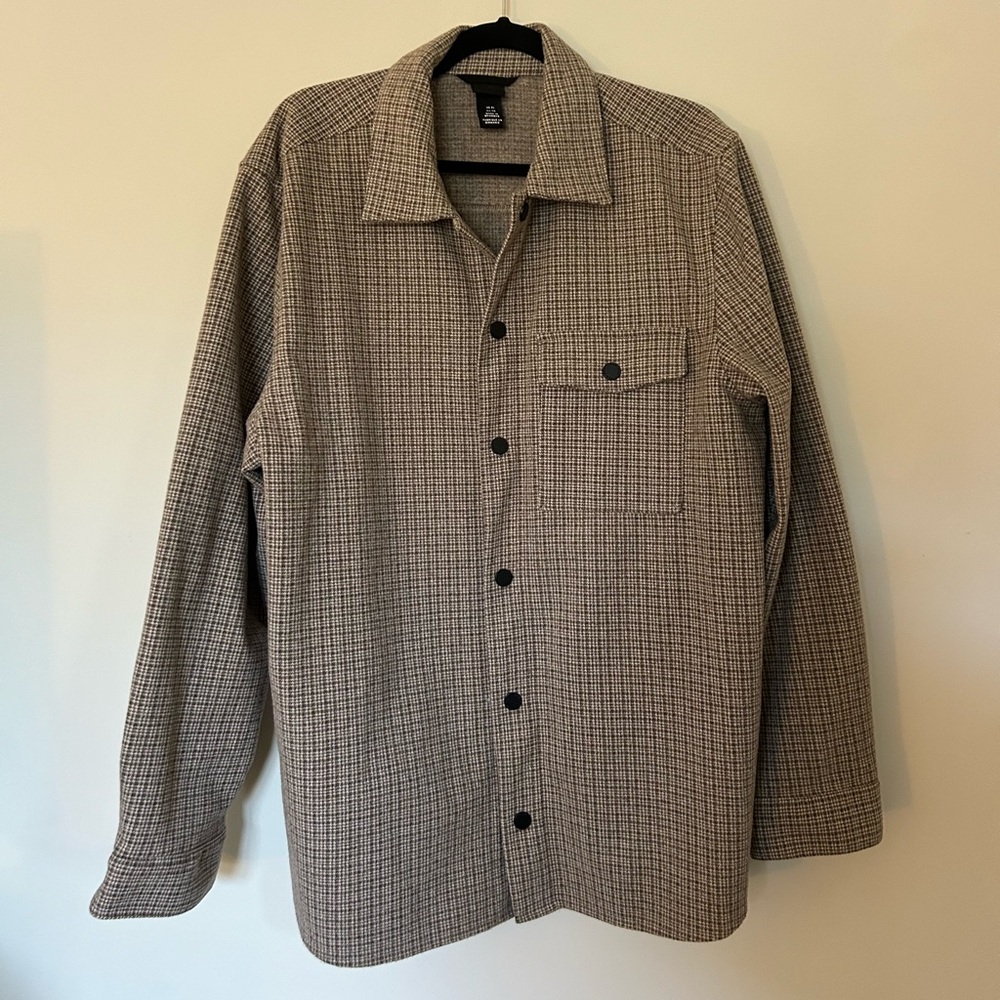 Brown shacket that’s only been worn once, and is in great condition!
